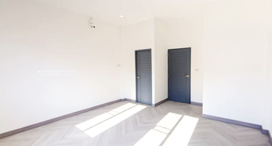 For sale 4 bedrooms townhouse in Wang Thonglang, Bangkok