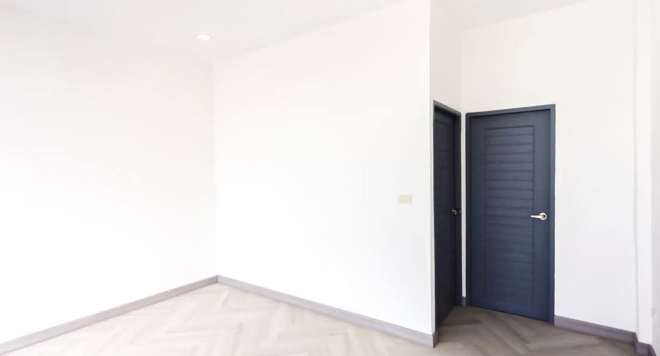 For sale 4 bedrooms townhouse in Wang Thonglang, Bangkok