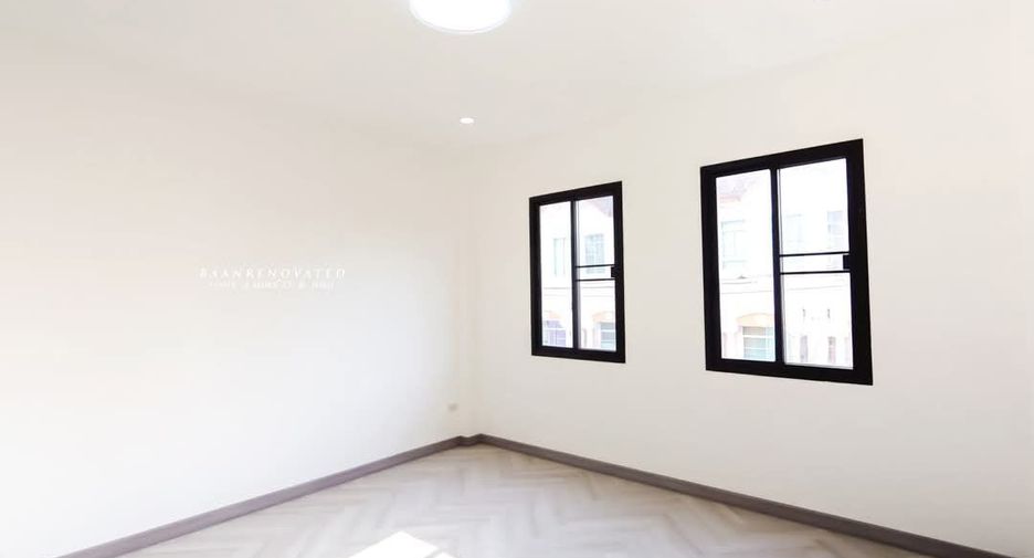 For sale 4 bedrooms townhouse in Wang Thonglang, Bangkok