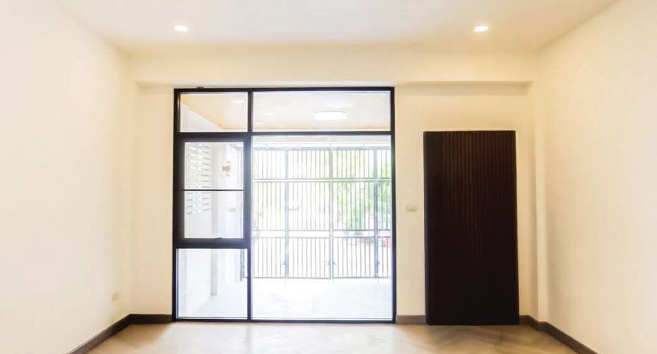 For sale 4 bedrooms townhouse in Wang Thonglang, Bangkok