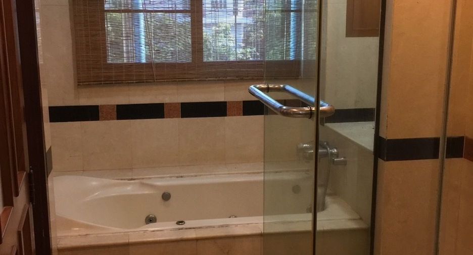 For rent 3 bedrooms townhouse in Yan Nawa, Bangkok