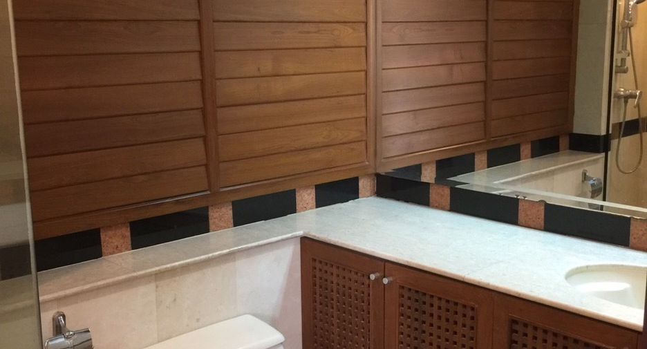 For rent 3 bedrooms townhouse in Yan Nawa, Bangkok