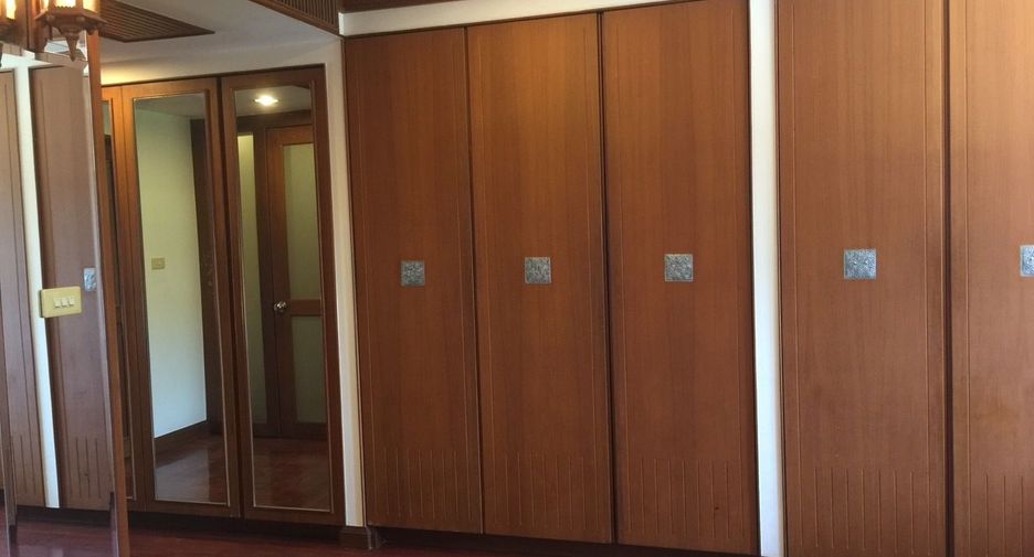 For rent 3 bedrooms townhouse in Yan Nawa, Bangkok