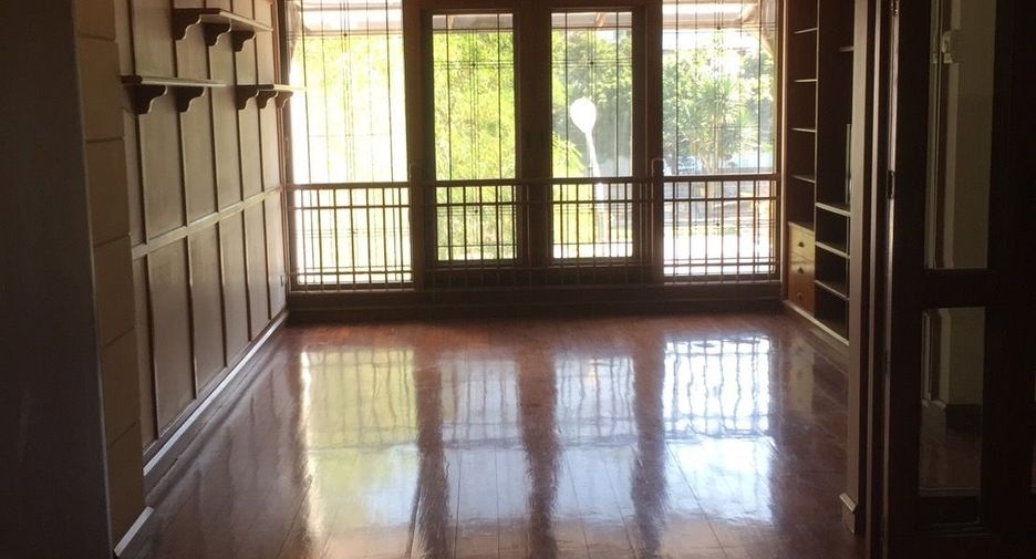 For rent 3 bedrooms townhouse in Yan Nawa, Bangkok