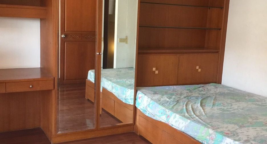 For rent 3 bedrooms townhouse in Yan Nawa, Bangkok