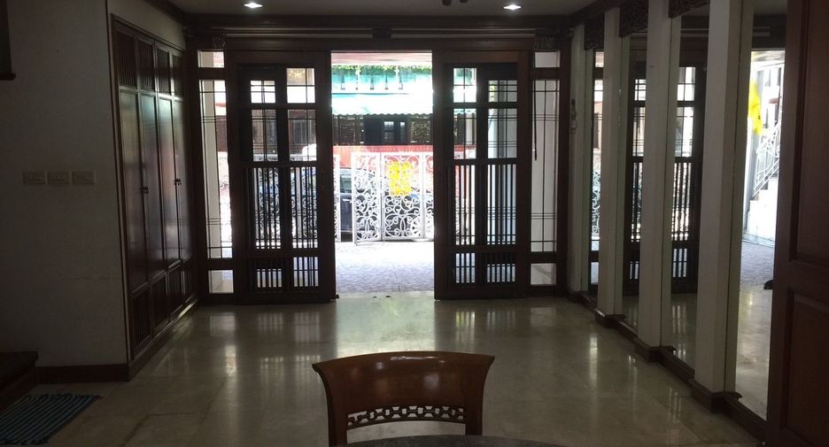 For rent 3 bedrooms townhouse in Yan Nawa, Bangkok