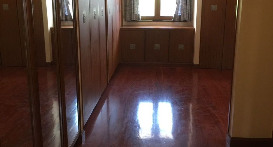 For rent 3 bedrooms townhouse in Yan Nawa, Bangkok