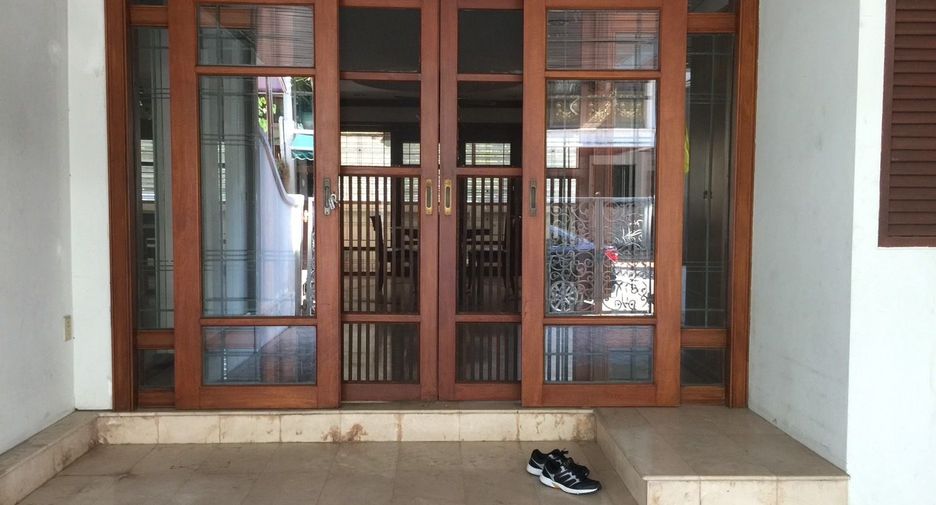 For rent 3 bedrooms townhouse in Yan Nawa, Bangkok