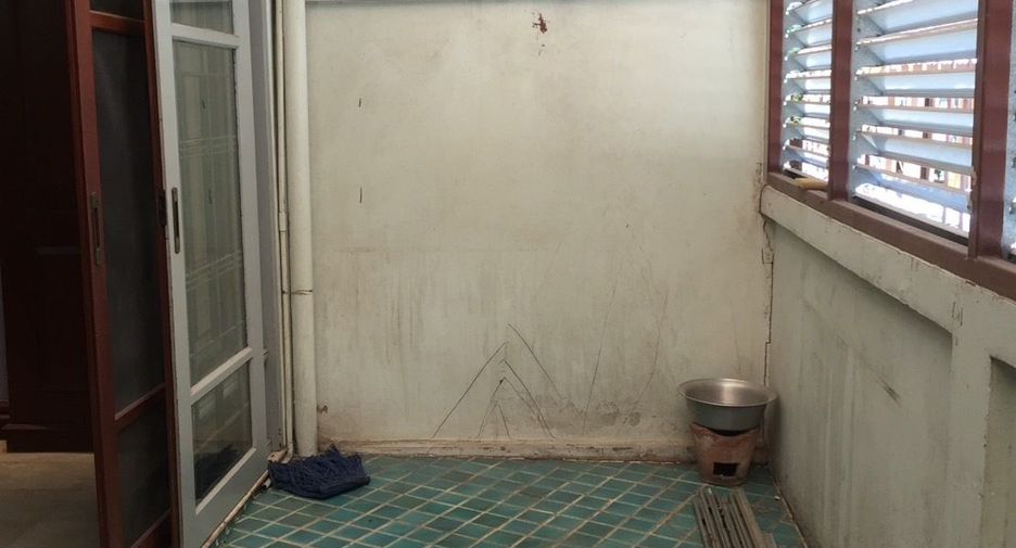 For rent 3 bedrooms townhouse in Yan Nawa, Bangkok