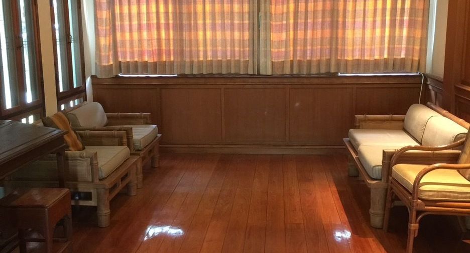 For rent 3 bedrooms townhouse in Yan Nawa, Bangkok