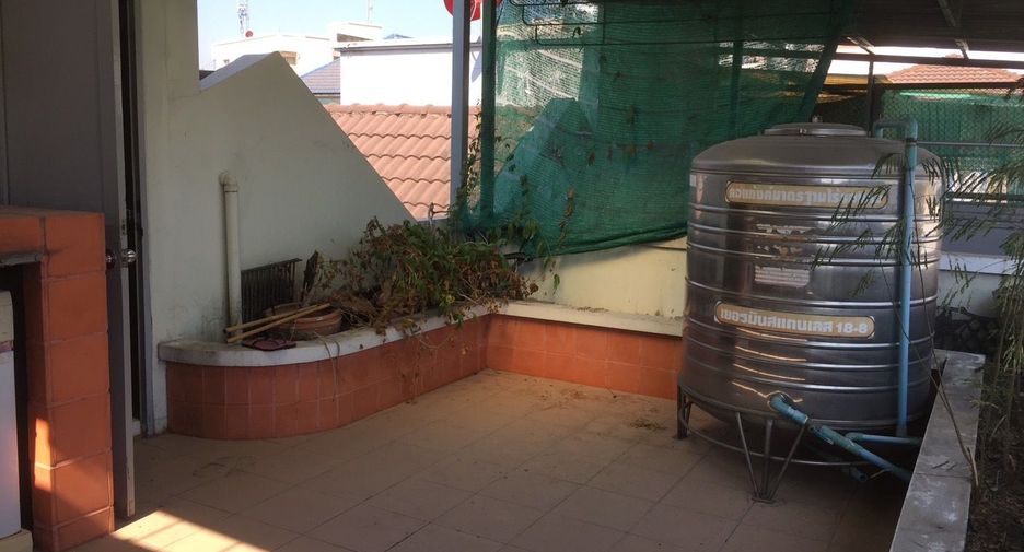 For rent 3 bedrooms townhouse in Yan Nawa, Bangkok