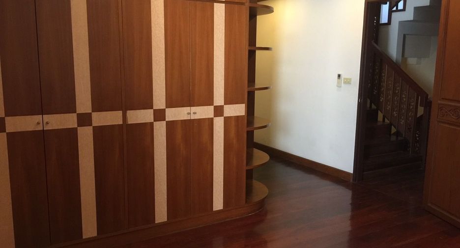For rent 3 bedrooms townhouse in Yan Nawa, Bangkok