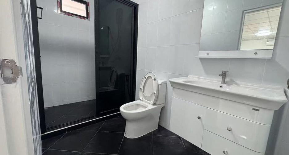Casa en alquiler de 6 habitaciones en Bang Lamung, Chonburi