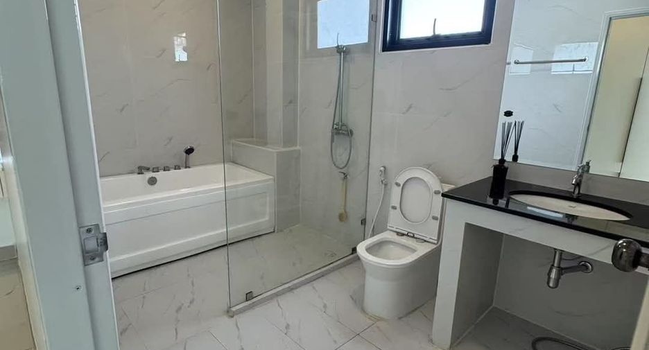 Casa en alquiler de 6 habitaciones en Bang Lamung, Chonburi