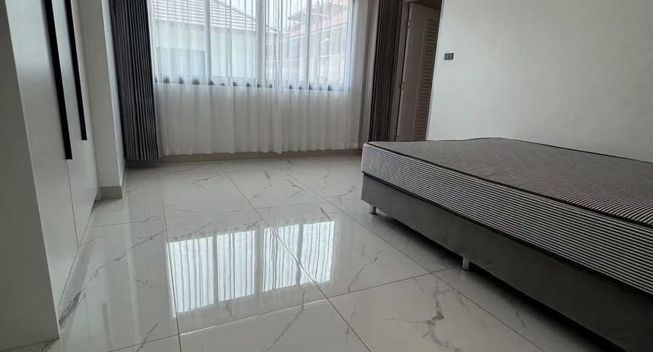 Casa en alquiler de 6 habitaciones en Bang Lamung, Chonburi