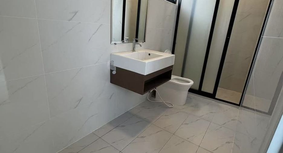 Casa en alquiler de 6 habitaciones en Bang Lamung, Chonburi