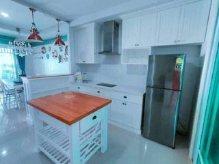 Casa adosada en venta y en alquiler de 3 habitaciones en Bang Lamung, Chonburi