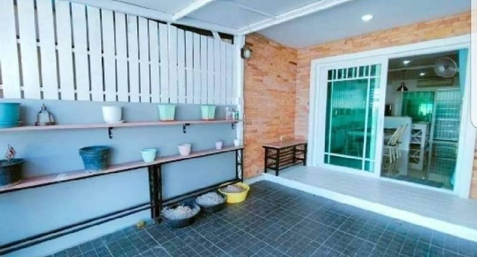 Casa adosada en venta y en alquiler de 3 habitaciones en Bang Lamung, Chonburi
