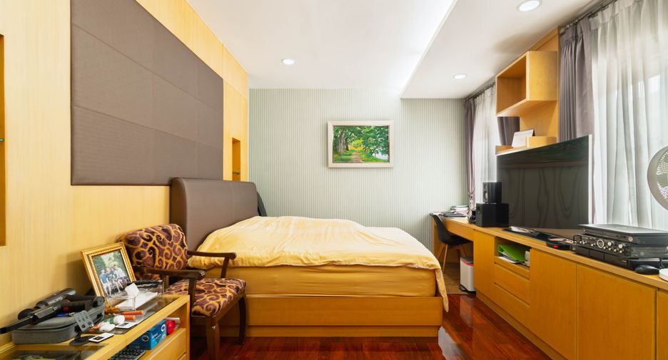 For sale 7 bedrooms house in Taling Chan, Bangkok