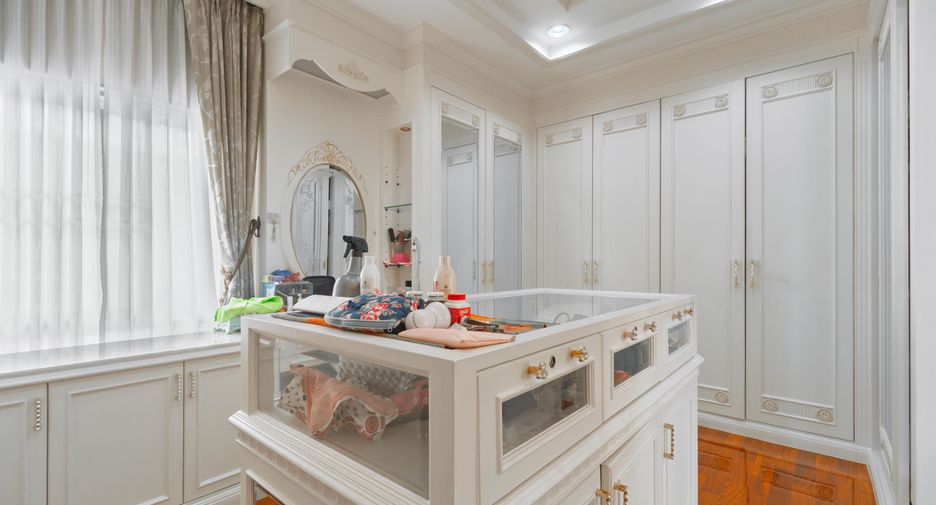 For sale 7 bedrooms house in Taling Chan, Bangkok
