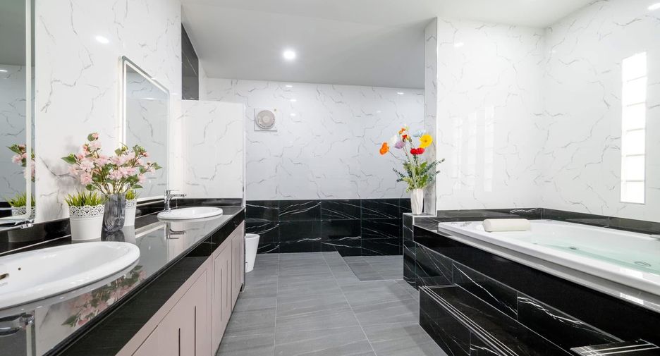 For sale 4 bedrooms villa in Bang Lamung, Chonburi
