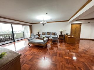 For rent 4 bedrooms apartment in Watthana, Bangkok