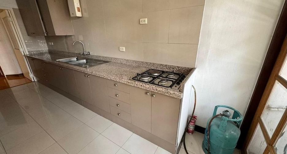For rent 2 bedrooms apartment in Yan Nawa, Bangkok