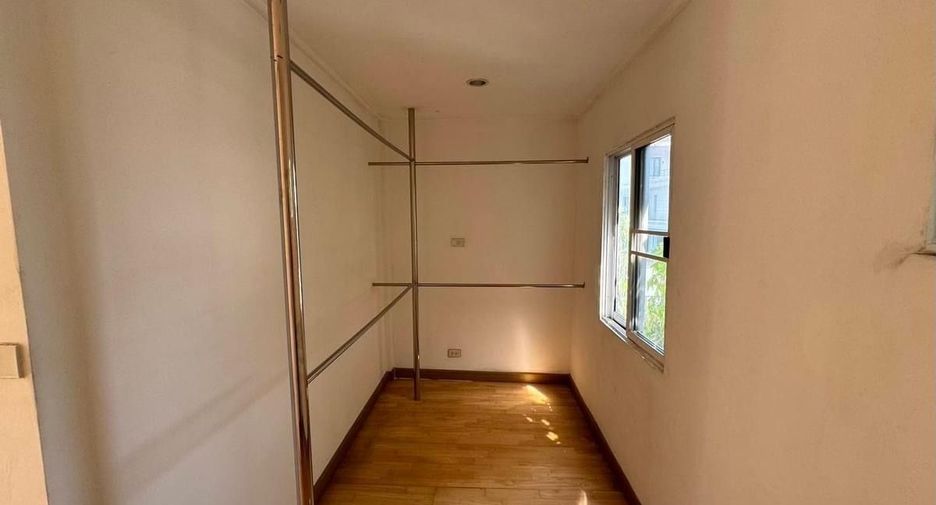 For rent 2 bedrooms apartment in Yan Nawa, Bangkok
