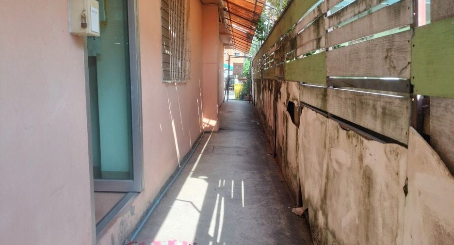 For sale 24 bedrooms retail Space in Mueang Samut Prakan, Samut Prakan