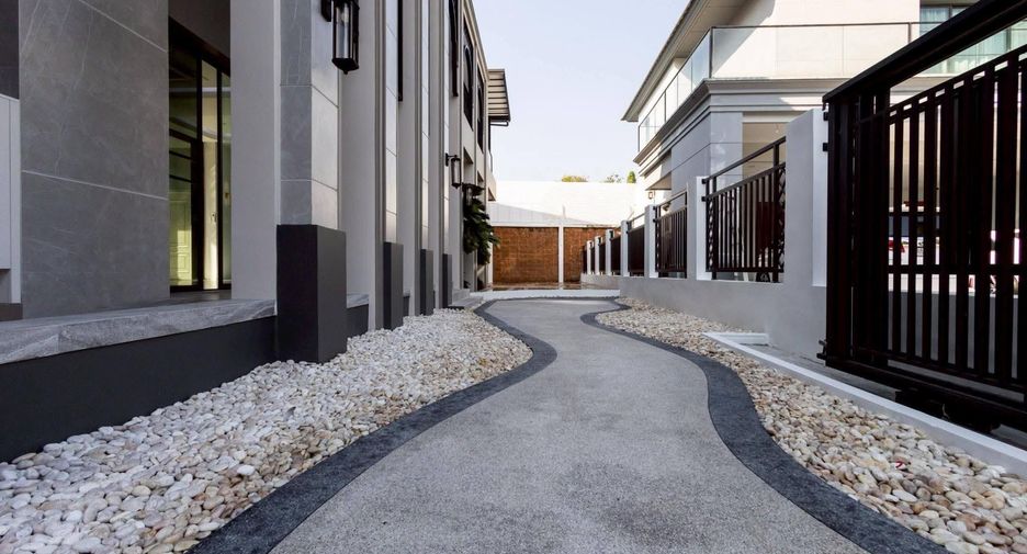 For sale 5 bedrooms house in Prawet, Bangkok