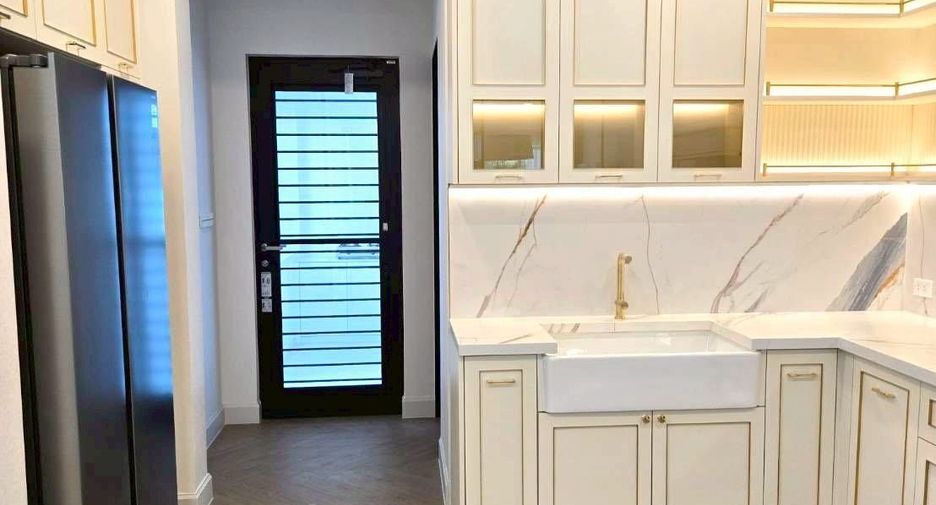 For rent 4 bedrooms house in Saphan Sung, Bangkok
