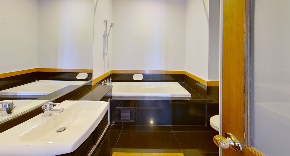 For rent 4 bedrooms condo in Sathon, Bangkok