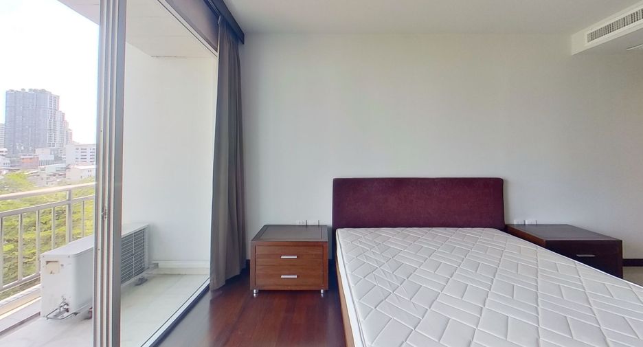 For rent 4 bedrooms condo in Sathon, Bangkok