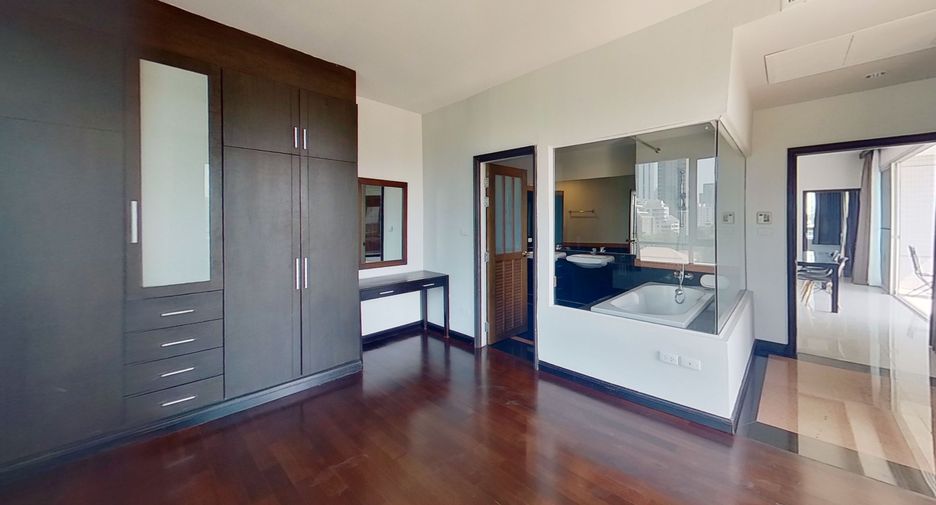 For rent 4 bedrooms condo in Sathon, Bangkok