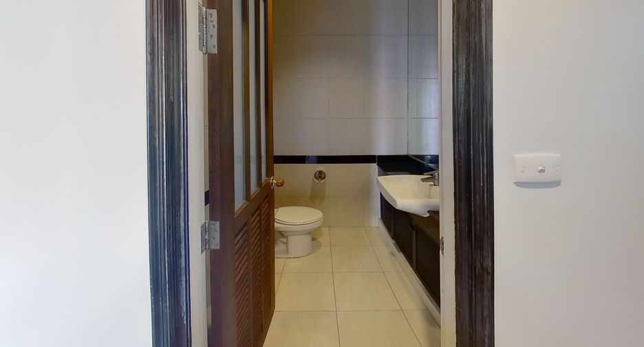 For rent 4 bedrooms condo in Sathon, Bangkok
