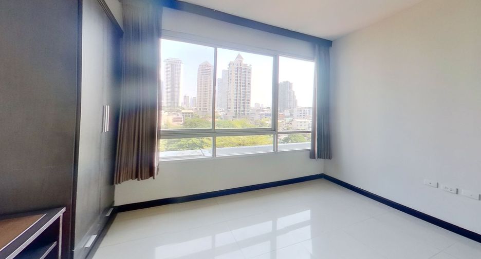 For rent 4 bedrooms condo in Sathon, Bangkok