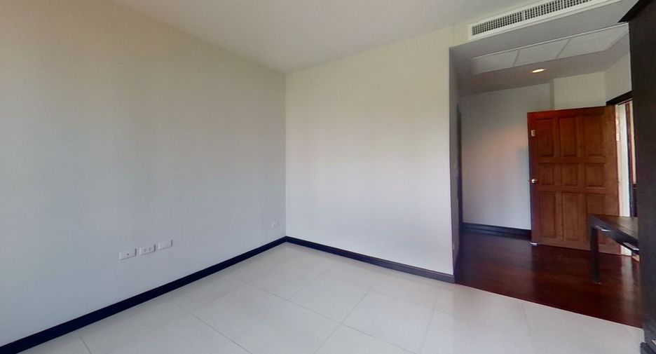 For rent 4 bedrooms condo in Sathon, Bangkok