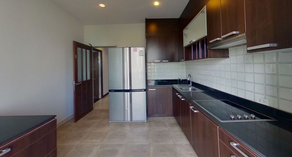 For rent 4 bedrooms condo in Sathon, Bangkok