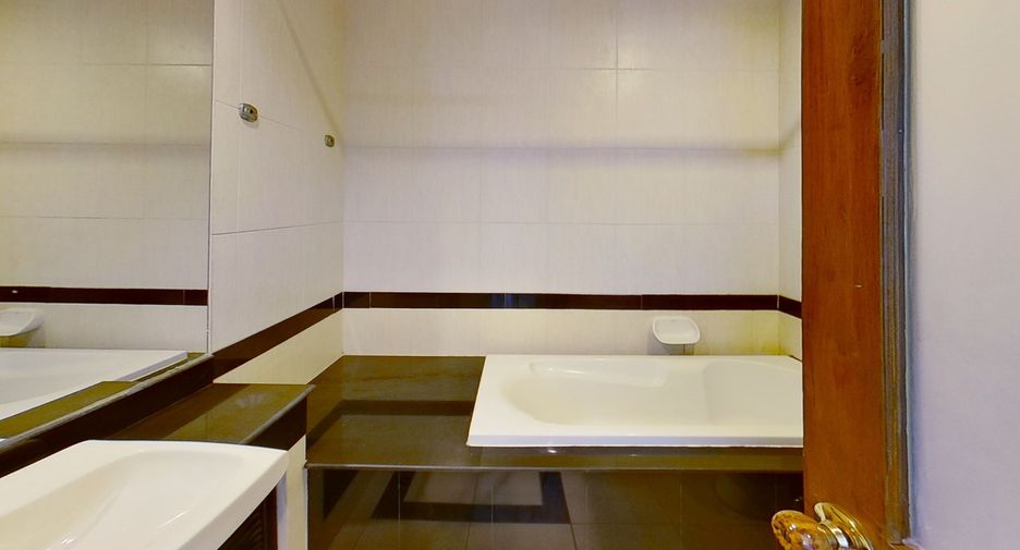 For rent 4 bedrooms condo in Sathon, Bangkok