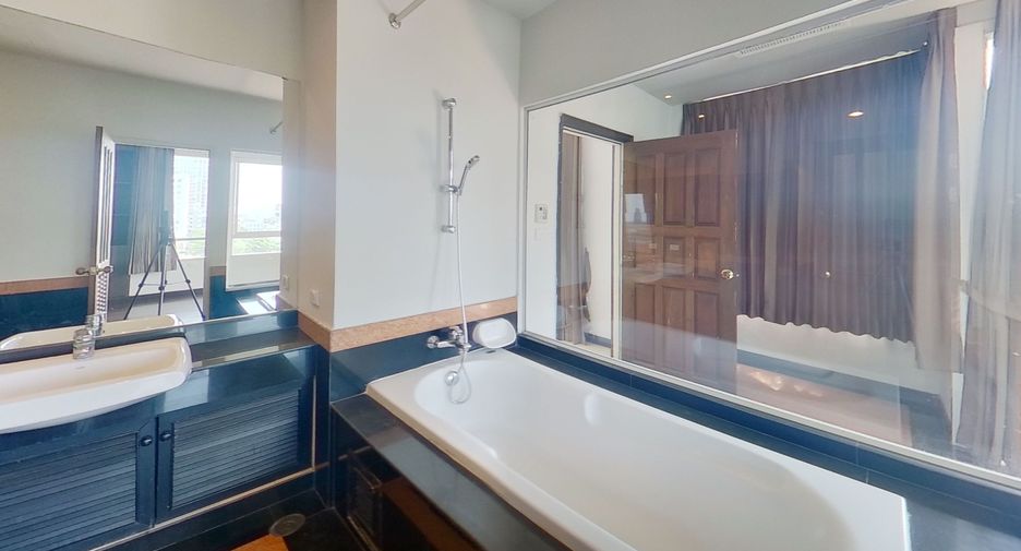 For rent 4 bedrooms condo in Sathon, Bangkok