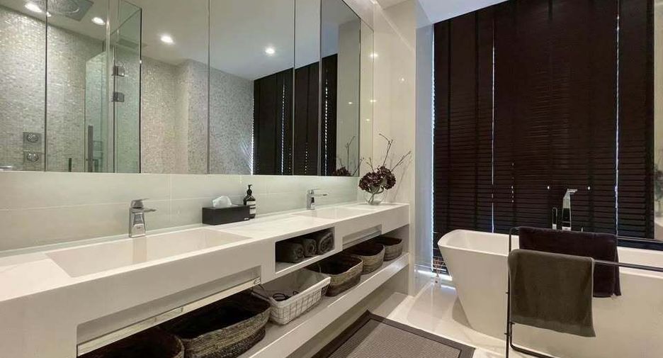 For rent 2 bedrooms condo in Khlong Toei, Bangkok