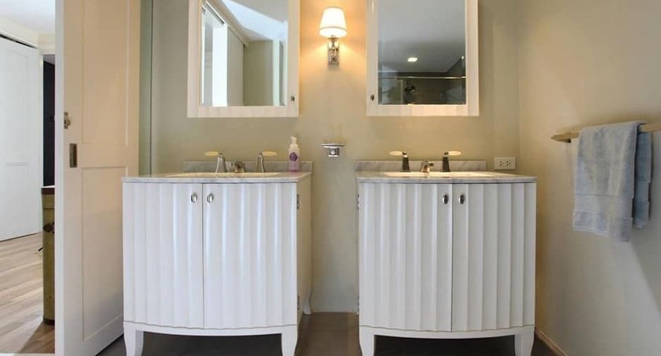 For sale 2 bedrooms condo in Phaya Thai, Bangkok