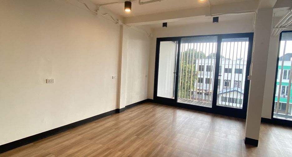 For rent 6 bedrooms retail Space in Phra Khanong, Bangkok