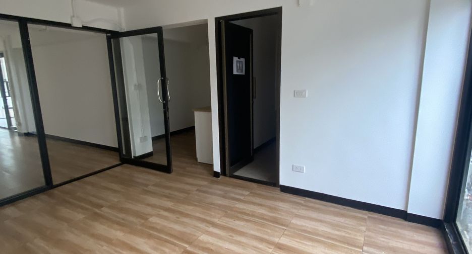 For rent 6 bedrooms retail Space in Phra Khanong, Bangkok