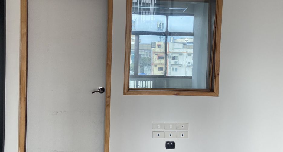 For rent 6 bedrooms retail Space in Phra Khanong, Bangkok