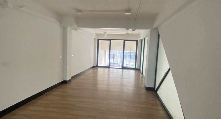 For rent 6 bedrooms retail Space in Phra Khanong, Bangkok
