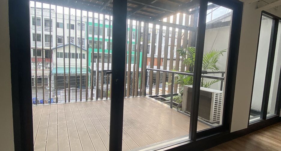 For rent 6 bedrooms retail Space in Phra Khanong, Bangkok