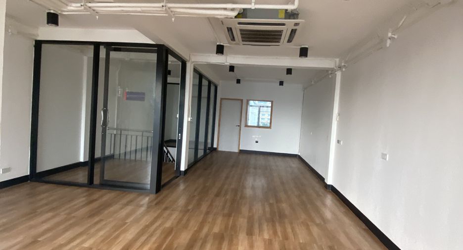 For rent 6 bedrooms retail Space in Phra Khanong, Bangkok