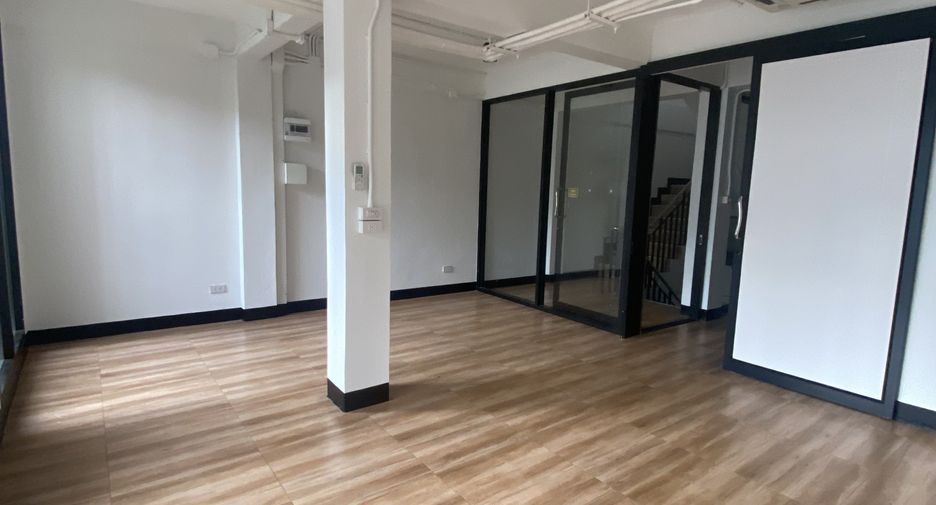 For rent 6 bedrooms retail Space in Phra Khanong, Bangkok