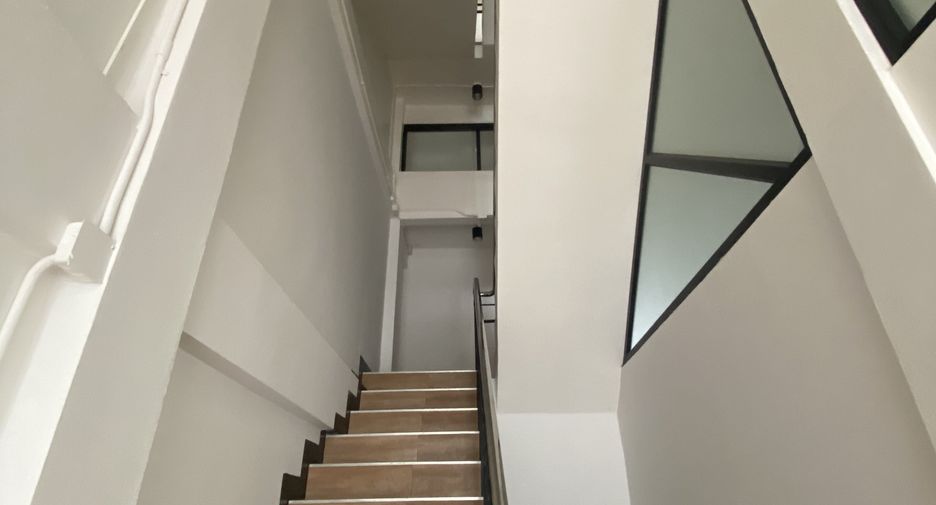 For rent 6 bedrooms retail Space in Phra Khanong, Bangkok